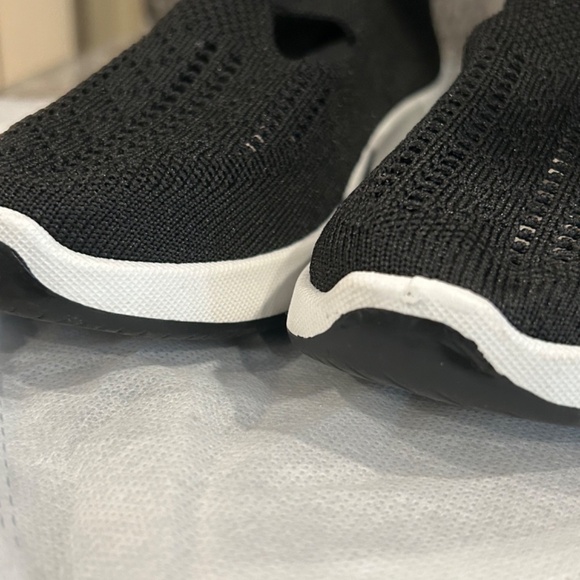 NWOT Womens Skechers Black Slip On Rubber Sole - Picture 6 of 8